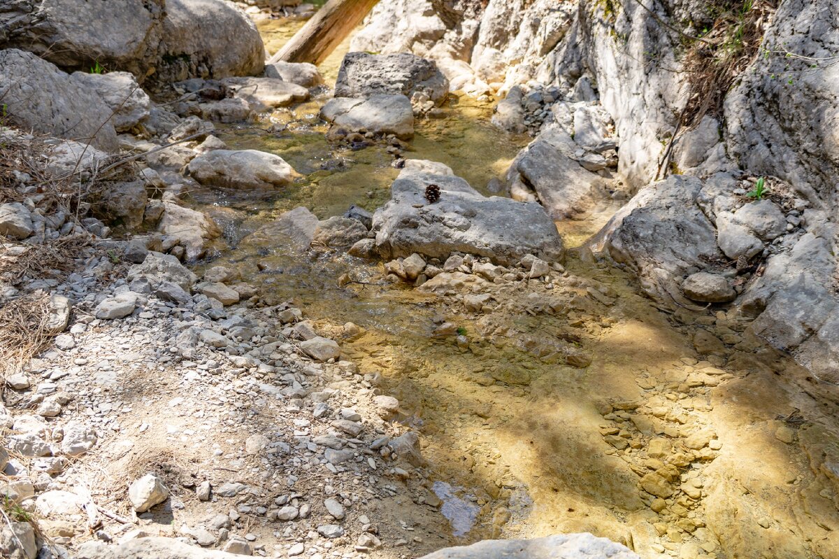 1. Река Люка и её каменистые берега, местами представляющие собой вертикальные обрывы.