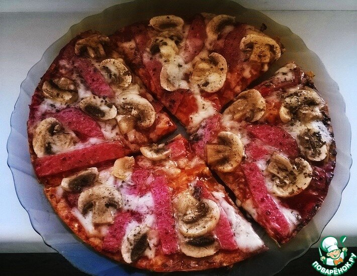 Дорогие поварята, хочу предложить вам рецепт, действительно, самой быстрой пиццы из того, что есть в холодильнике) на сайте уже есть рецепт пиццы из лаваша, но он выпекается в духовке. а это лишние телодвижения) Поверьте, результат на сковородке ничуть не хуже) начинка может быть абсолютно любой. Достаточно только иметь три главных ингредиента - лаваш, соус (кетчуп) и сыр.