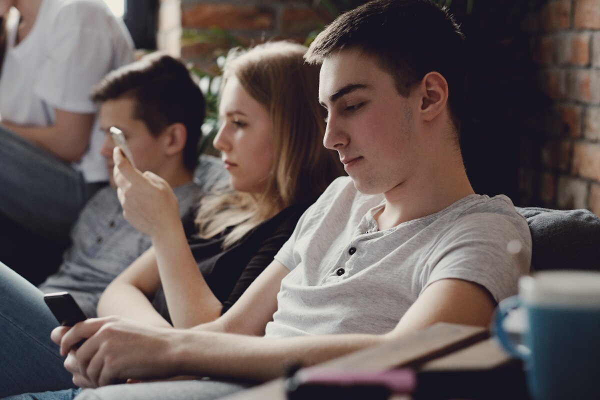 They like to be teenagers. Ценности современных подростков фото. Teenagers using Technologies. Teens using mobiles. The adolescent.