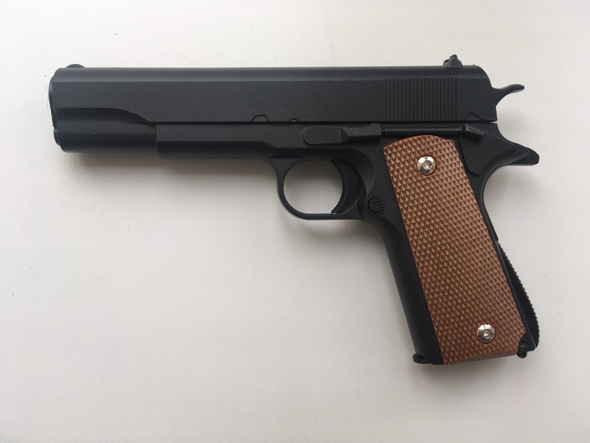 Colt 1911 с кобурой G.13