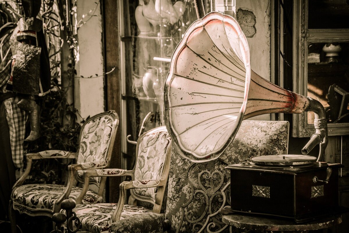 https://pixabay.com/photos/flea-market-gramophone-music-1262036/