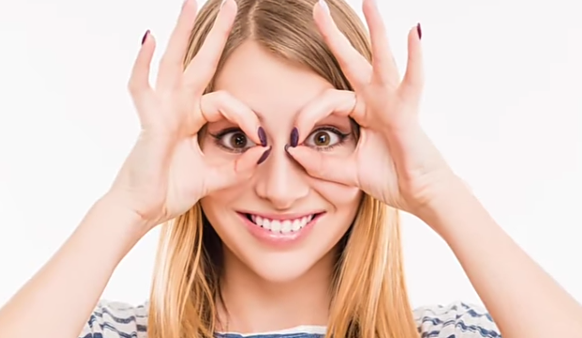 Здравствуйте друзья!
 Сегодня поговорим о зрении, вернее о домашнем средстве, которое поможет распрощаться с очками и улучшить зрение. Вы когда нибудь задумывались сколько людей на планете вынуждены носить очки, или контактные линзы, потому что их зрение далеко от идеала. Согласно данным  - это примерно 75% взрослых. На канале, для вас, хорошие новости, я собрал список домашних средств, которые помогут вам улучшить зрение. Читайте до конца, ваши уставшие глаза, это заслужили.

      АЛОЭ ВЕРА.
 Алоэ вера - это чудо растение ! Неудивительно, что люди веками использовали его в качестве лекарственного и косметического средства. Оказывается это ещё и быстрый и эффективный инструмент для улучшения зрения. Это отличный источник важных витаминов и антиоксидантов, которые помогают в производстве белых кровяных телец и восстановлении тканей. Более того, растение защищает тонкие мембраны, покрывающие глаза. Вот почему гель Алоэ Вера, входит в состав многих средства для лечения катаракты и укрепления роговицы глаза. Также Алоэ Вера помогает снизить уровень сахара в крови, который повышен у диабетиков. Многие заболевания глаз напрямую связаны с диабетом.
 Давайте подробнее рассмотрим ингредиенты и способы применения. Те из вас, кто хочет получить 100% свежий, высококачественный гель Алоэ Вера могут, следовать пословице, если хочешь сделать что-то хорошо, сделай это сам ! Да, это значит, что можно выращивать алоэ вера в горшке и применять магические листья, при необходимости, не говоря уже о том, что растение станет отличным украшением для дома.
   Лучше всего срезать и вымыть листья за 10 дней до того, как вы планируете готовить из них полезное средство. Всегда выбирайте большие, или средние листья и давайте этим чудным листикам время подрасти. 
  Хотите чтобы свежесрезанные листики алоэ хранились дольше, поместите их в холодильник и отметте в  календаре 10 дней.
  И так, у вас есть растение и вы срезали зрелые листья. Нужно знать как их разрезать, чтобы получить много мясистого геля. В зависимости от того, на сколько велики листья, их можно разрезать на 20 см полосы, если они уже такого размера, не беспокойтесь о таком шаге. Не зависимо от размера, отрежьте заострённый кончик, в любом случае, добыть гель из этой части, почти невозможно. Затем удалите острым ножом, зубчатые шипы вдоль краёв. А потом разрежьте лист на 5 , или 7 сантиметровые сегменты, поверните лезвие набок и медленно отделите кожицу, от мясистой внутренней части. Режьте ближе к кожуре, чтобы получить максимальное количество геля. Переверните лист и повторите на другой стороне. Очистите оставшиеся сегменты и соберите гель в миску. Измельчите блендером до однородности. Появится пена, но потом она исчезнет. 

   Для этого рецепта  вам понадобится : 100 мл геля Алоэ Вера, если получилось немного больше, он прекрасно сохраниться в стеклянном контейнере, в холодильнике неделю. Заморозьте его, или добавьте натуральные консерванты, если хотите хранить и использовать гель дольше. Алоэ Вера достаточно эффективен даже при использовании в чистом виде, но мы смешаем его с другими ингредиентами.
   450 г молотого грецкого ореха
    300 мл чистого меда и
   свежевыжатый сок четырёх лимонов.
  Используйте блендер, чтобы тщательно смешать все ингредиенты.  Принимайте ложка волшебной смеси, 3 раза в день, за 30 минут до приема пищи. Если вы едите чаще чем 3 раза в день, просто помните что я говорю о завтраке, обеде и ужине.
   Один курс лечения длится месяц. Всегда берите двухнедельный перерыв, между месячными процедурами.
   Подготовка этого средства, особенно, особенно извлечение геля Алоэ Вера, может показаться трудоёмкой, но результаты будут потрясающими - это полностью стоит усилий, результаты неоспоримы !!!
  В течении первого месяца, вы почувствуете омолаживающий эффект, который средство оказывает на глаза. 

    ГИНКГО БИЛОБА .
  Нет, это не персонаж звёздных войн, это очень особенное растение, которое сделает вашу жизнь намного проще. Оно существует на планете довольно давно, а точнее 270 миллионов лет. Как думаете, динозавры использовали его целительное свойство? Мы , сейчас, точно используем. 
 Гинкго билоба помогает уменьшить тревогу, улучшить память и мыслительные процессы, что особенно важно для людей, страдающих дименцией и страдающих болезнью Альтгеймера. Что касается зрения - это растение отлично увеличивает приток крови к глазам, таким образом, оно улучшает зрение и предотвращает развитие глаукомы и дистрофии сетчатки - двух распространенных глазных заболеваний. В Китае и Японии семена гинкго подают в особых случаях, таких как свадьба и китайский новый год. Не обязательно ехать в Азию, чтобы добыть гинкго билоба, он продаётся в капсулах, по 120 мг , в местных аптеках . Разделите одну капсулу на две, или на три части и принимайте одну дозу каждый день, чтобы УВИДЕТЬ ЧЁТКО удивительные результаты.

   ЗЕЛЁНЫЙ ЧАЙ .
   Зелёный чай богат фловоноидами. Эти антиоксиданты уничтожают свободные радикалы, которые могут вызвать различные глазные заболевания, такие как глаукома, дистрофия сетчатки, катаракта. К тому же, зелёный чай - это, своего рода , натуральный солнцезащитный крем для глаз. Полифенолы , в его составе, защищают глаза от ультрафиолетовых лучей, которые могут спровоцировать катаракту и другие заболевания . Вы можете любить солнечные ванны, но ваши глаза их точно не любят. Достаньте сушёные листья зелёного чая, примерно одну чайную ложку на чашку, чайные жемчужины тоже подойдут. При кипячении воды, для зелёного чая важно, чтобы она была достаточно тёплой, но не слишком хорячей. Идеальная температура 85°С. 
 Как только вода достигнет подходящей температуры, залейте ее в чашку, с листьями зелёного чая на дне и дайте настояться в течении 3 минут. Выпейте чай тёплый, или охладите его, выбор за вами.

     ЧЕРНИКА .
  Эти маленькие, прекрасные ягоды, известны как отличный, натуральный улучшитель зрения. Они благотворно влияют на ночное зрение и помогают восстанавливать важные части сетчатки, которые могут быть повреждены из за высокого кровяного давления и диабета, а также предотвоащают глаукому и катаракту. Чернику можно есть с ежедневной порцией фруктов, попробуйте добавить ее в йогурт, пол чашечки в день, будет достаточно, или можно принимать ее в виде добавки. Рекомендуемое количество составляет 80мгр, два раза в день, несколько раз в неделю.

      МИНДАЛЬ .
  Мы все любим дразнящий запах свежежареного миндаля и миндальных лосьёнов. Оказывается миндаль - это больше чем невероятный аромат. Сырой миндаль - это естественный источник жирных кислот ОМЕГА 3, витамина Е и антиаксидантов, которые отлично подходят для улучшения зрения. Если вы используете миндаль для улучшения зрения, память и концентрация внимания, тоже в долгу не останутся. Всё что нужно сделать, это замочить на ночь 5 - 10 орехов. Когда проснётесь утром, очистите их и измельчите . Наслаждайтесь ими с чашкой тёплого молока , на благо ваших глаз и для собственного удовольствия. Их безопасно принимать каждый день, в течение нескольких месяцев подряд. 
   Оставайтесь здоровыми и заботиться о своих глазах !!!    
   Подписывайтесь на канал чтобы первыми узнавать о важных обновлениях ! 