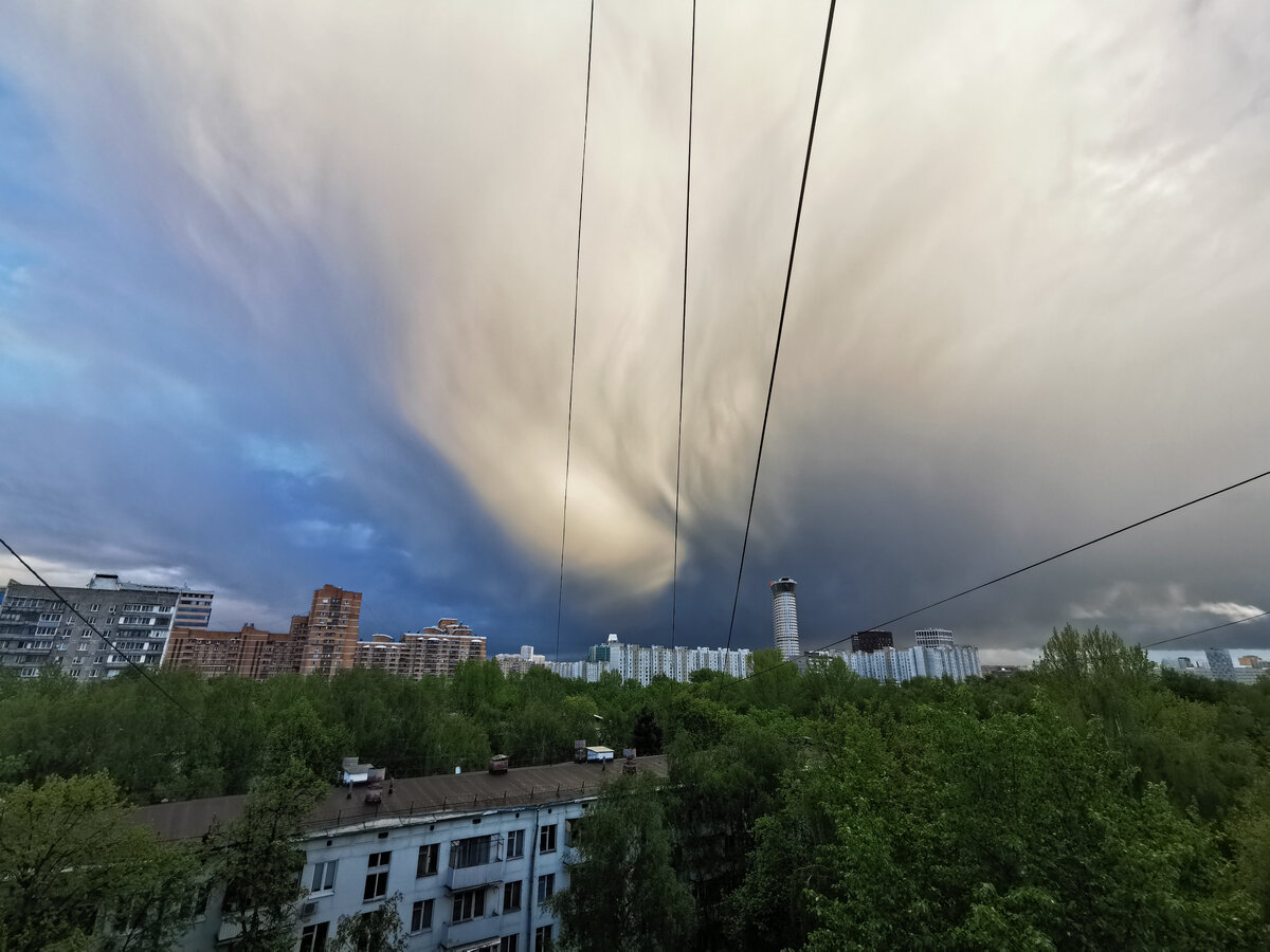 Необычные явления в небе Москвы. Сидя дома я частенько поглядываю за окно.  Погода меняется каждые полчаса и вчера было круто! | IvanDementievskiy . |  Дзен