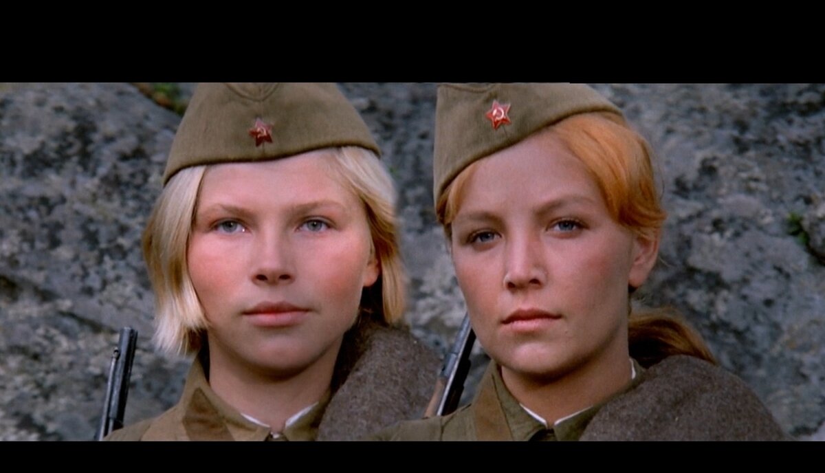 Фотоколлаж - иллюстрация к статье. Девушки-зенитчицы из советского фильма 1972 года.