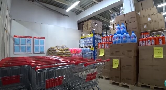 вход в зал магазина