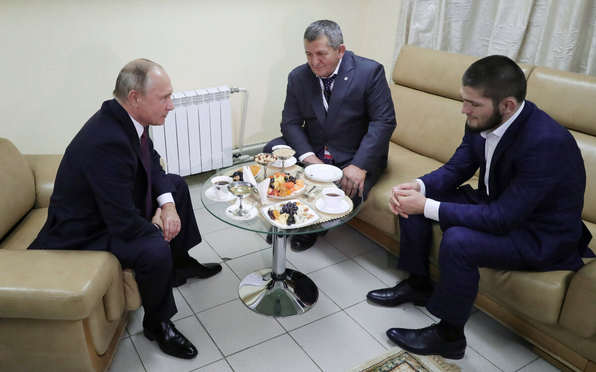 Хабиб Нурмагомедов, Абдулманап Нурмагомедов и Владимир Путин / Фото ТАСС
