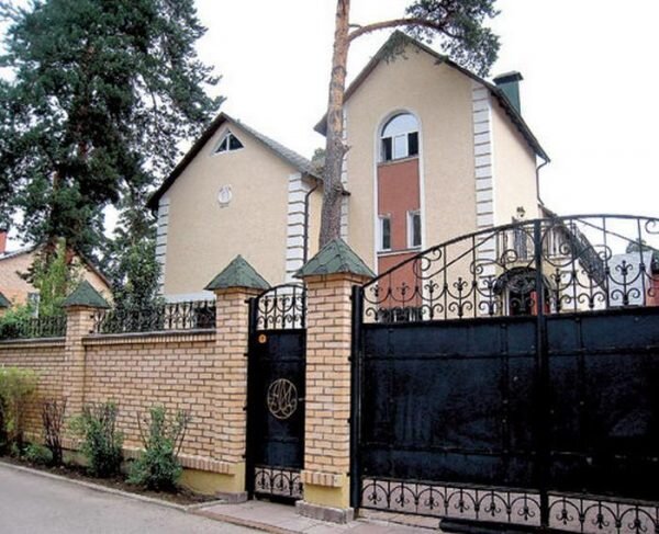 Фамильный вензель красуется  на калитке у ворот дома. Фото: nedvijdom.ru