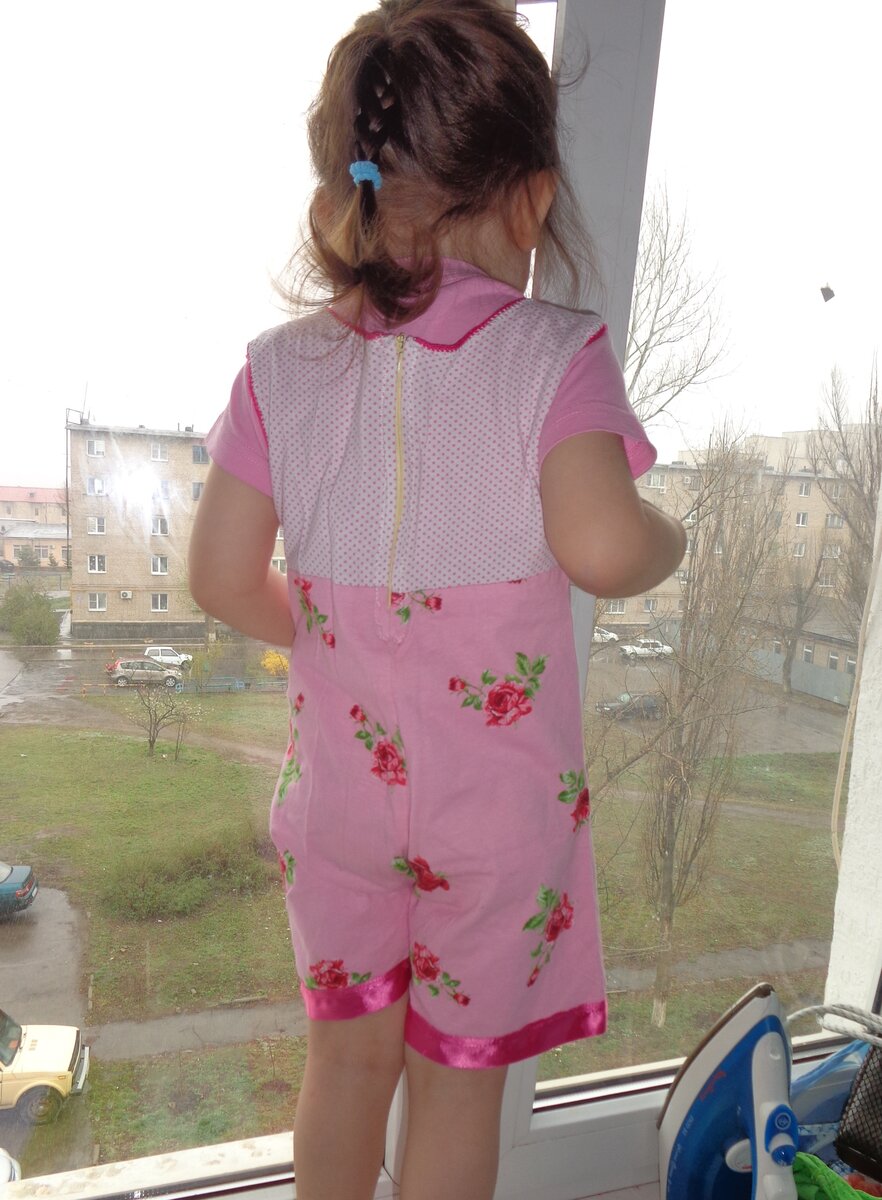 Полина "нюхает" дождик на окошке - гулять в городе еще не разрешают...