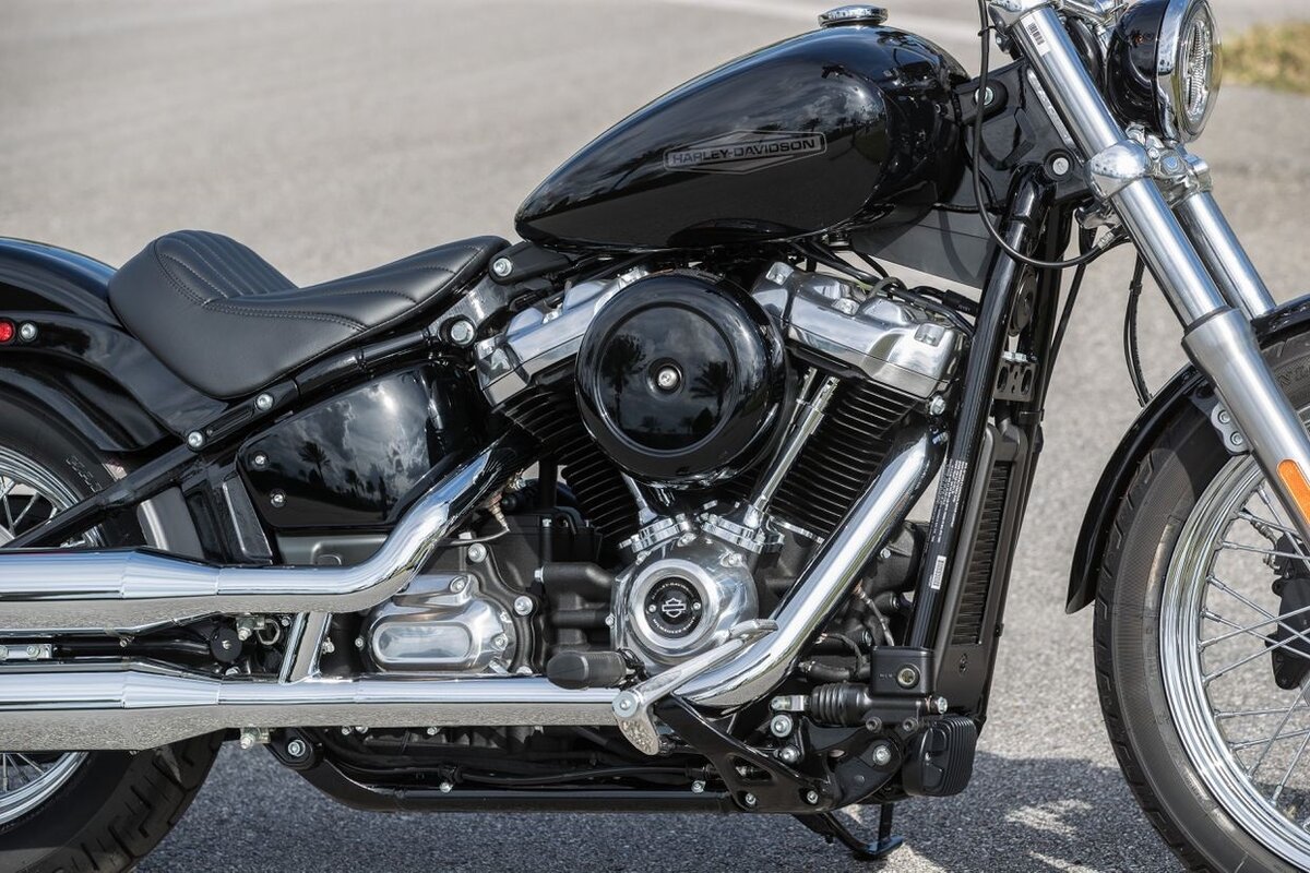 Harley-Davidson Softail Standard 2020-го оснащен двигателем Milwaukee-Eight 107.Наконец, пакет Performance (1 299,95 долл. США) с улучшенной реакцией дросселя и ускоренным средним диапазоном с помощью набора крутящих моментов Screamin 'Eagle Stage II и Screamin' Eagle Pro Street Tuner. Этот комплект включает в себя очиститель воздуха со свободным притоком Screamin 'Eagle Heavy Breather Performance Air Cleaner и глушители Screamin' Eagle Street Cannon. Ба-бах. Этот комплект представляет собой легальное для всех штатов обновление, разработанное заводом, которое сохраняет гарантию оригинального производителя при установке авторизованным дилером Harley-Davidson.
