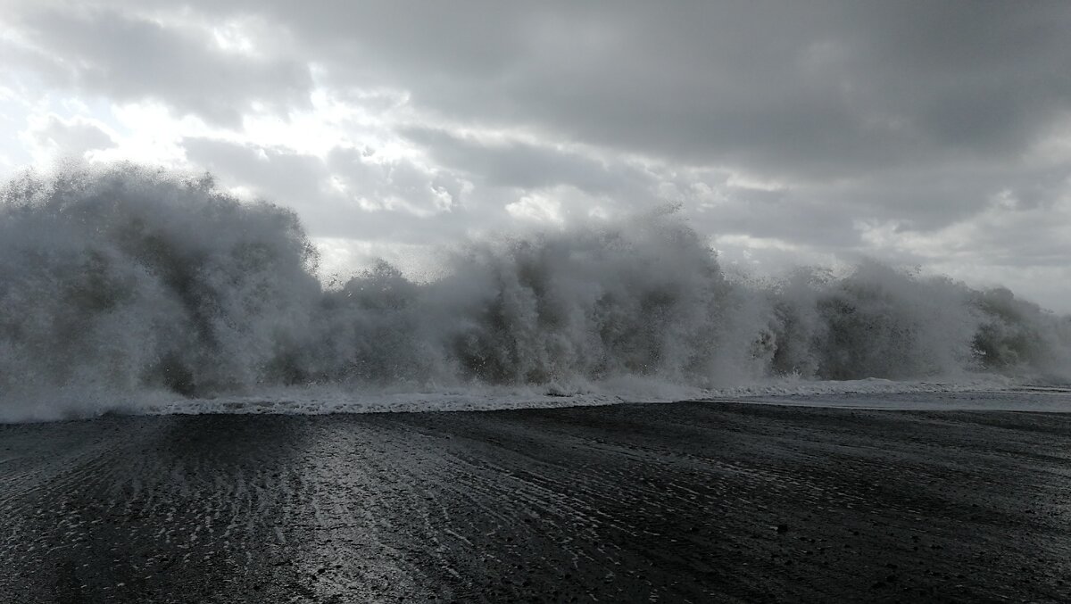 Ты только посмотри на эти волны.Через 2 секунды я уже бежал обратно,но все равно промок.Южное побережье Исландии,деревня Вик.