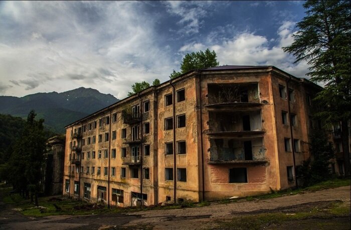 Некоторые стратегически важные города и небольшие населенные пункты, которые в СССР были заселены и процветали, сегодня остались лишь в памяти людей, превратившись по ряду причин в «призраки». Несмотря на то, что существовать они давно перестали, интерес к ним остался, особенно у исследователей прошлой эпохи и «фотоохотников», регулярно посещающих эти территории. Почему же некогда густонаселенные города и поселки опустели и стали призраками?