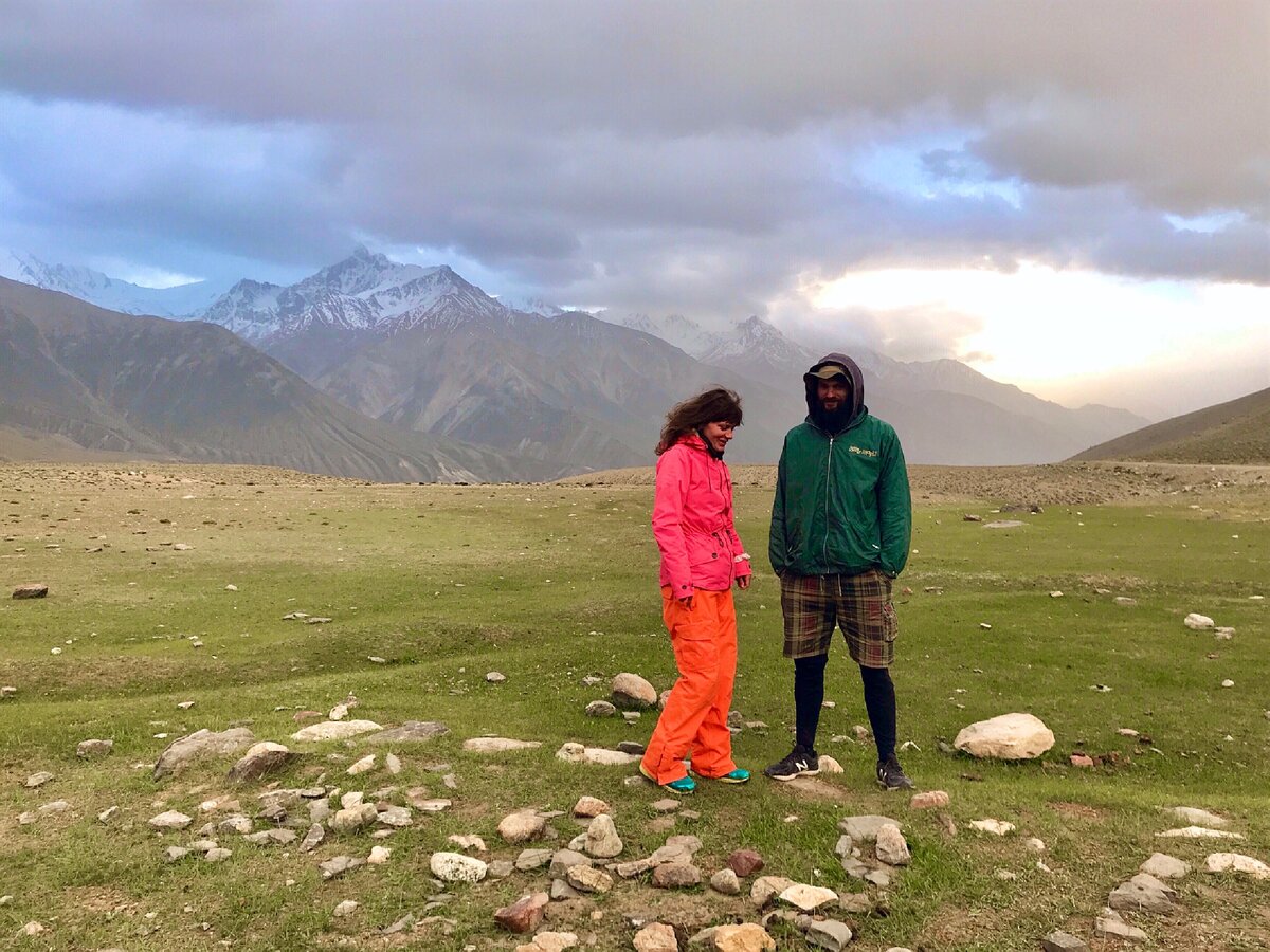 Высокий таджик. Таджикистан ГАРМСКИЙ район. Таджикистан горы Шахристан. Пенджикент горы. Таджички в горах.