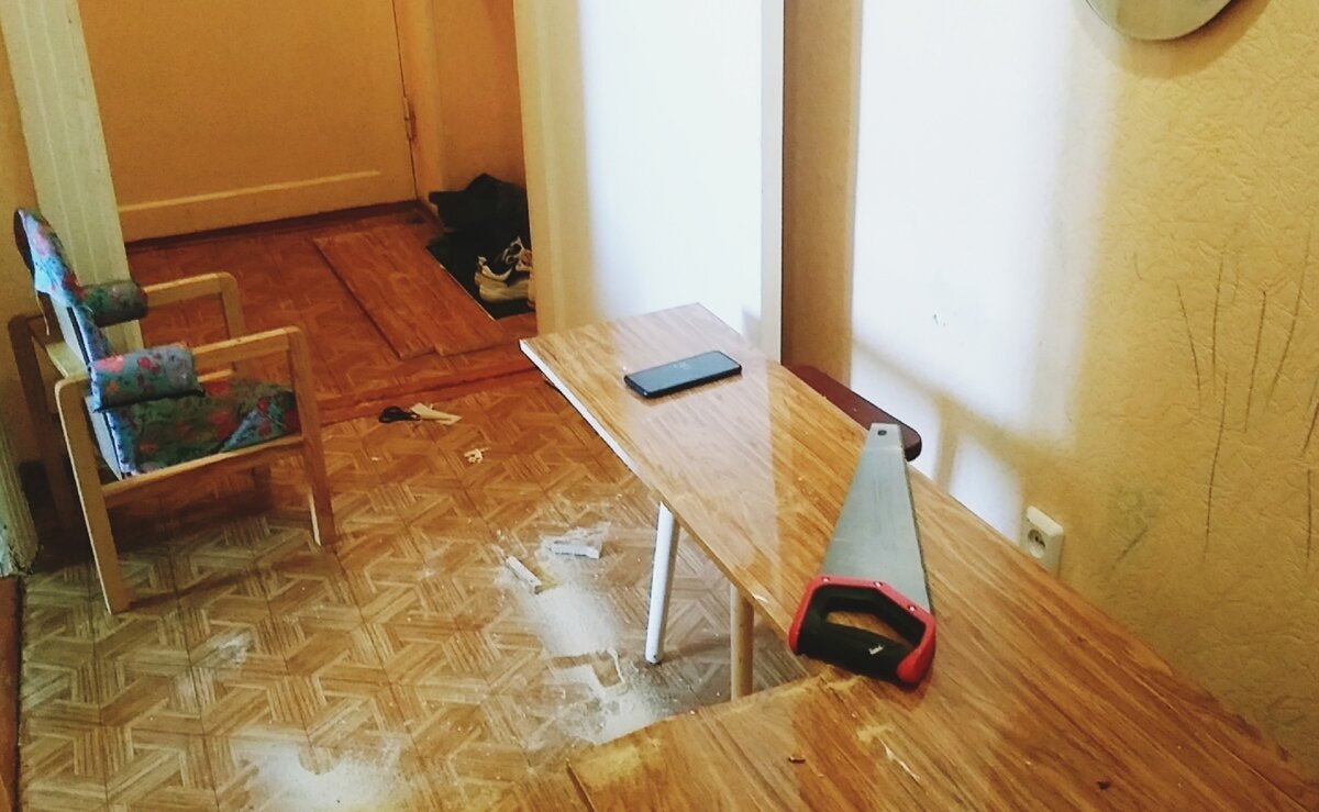 Процесс превращения нк нужного шкафа, в нужные вещи. Стена изрисована ребенком.