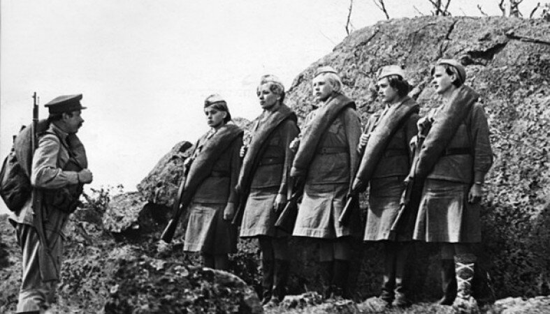 Кадр из фильма "А зори здесь тихие". Источник фото: ptzgovorit.ru