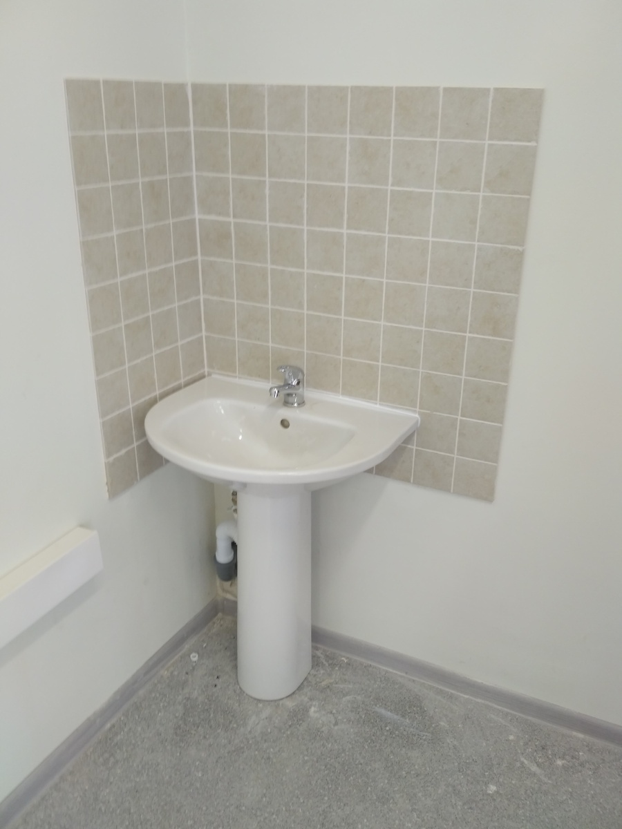 Место под мойку мы заложили кафелем