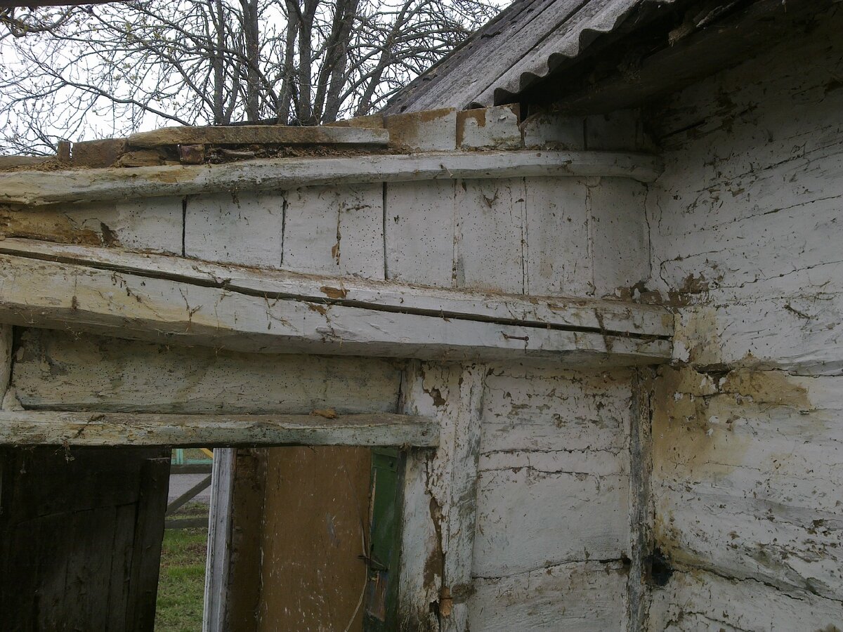 вид изнутри,крыша уже снята,стены зачищены от паутины                  