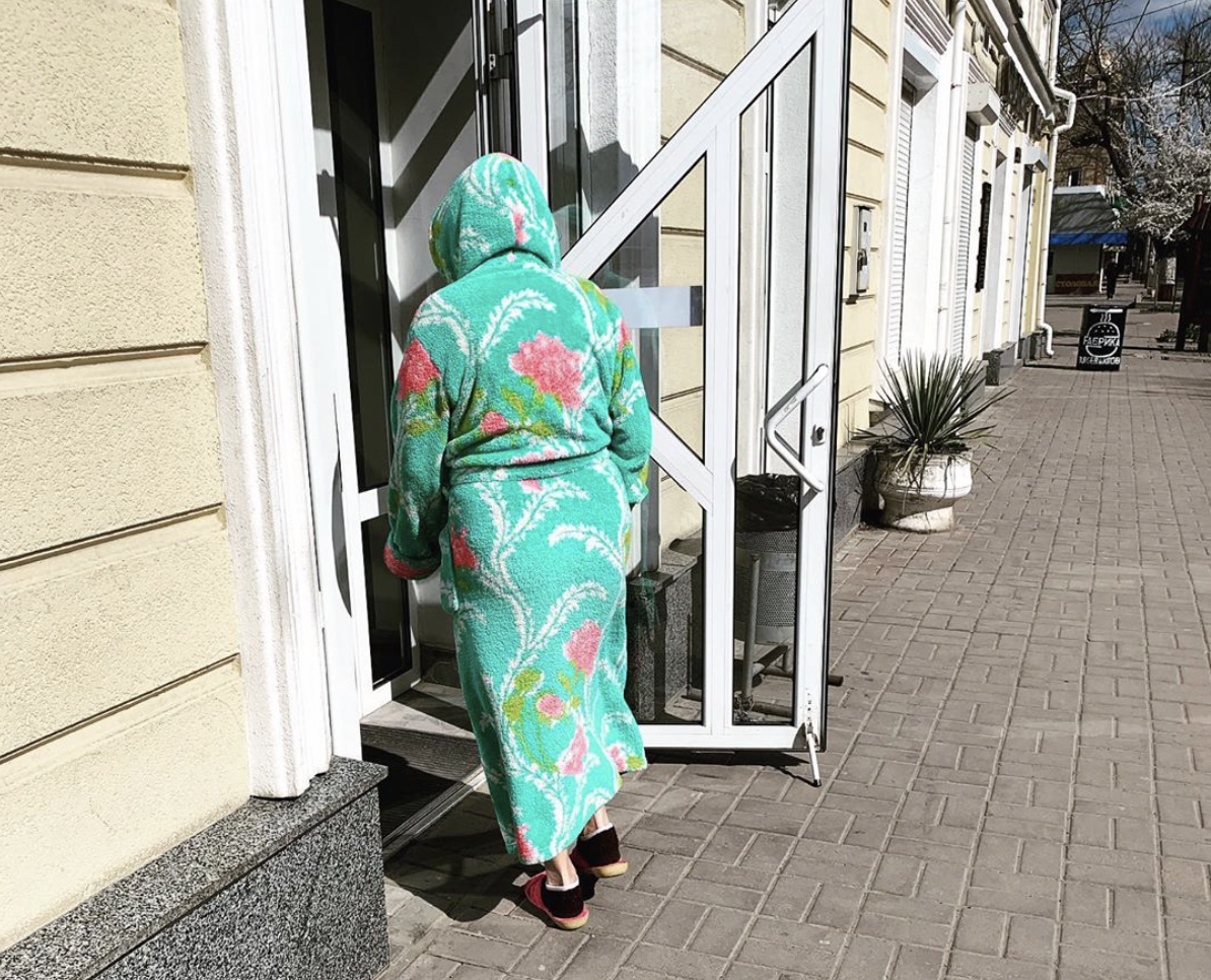 Настолько крошечный город,  что в магазин люди ходят в халате и тапочках :))