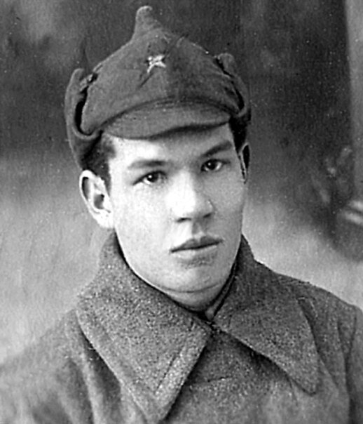 Первый военный снимок Мустая Карима, сделанный в сентябре 1941 года:
- 22 июня я рыбачил на Деме и о начале войны узнал только от проходившего мимо человека. На следующее утро уже был со своими товарищами в Союзе писателей, мы просили, чтобы нас сразу же отправили на фронт. Мы так спешили, так боялись, что нам войны не хватит. И даже не сомневались в том, что она будет короткой...