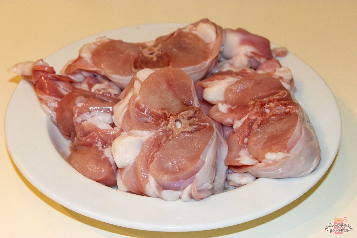 Мясо кролика помыть и порезать на порционные куски. 