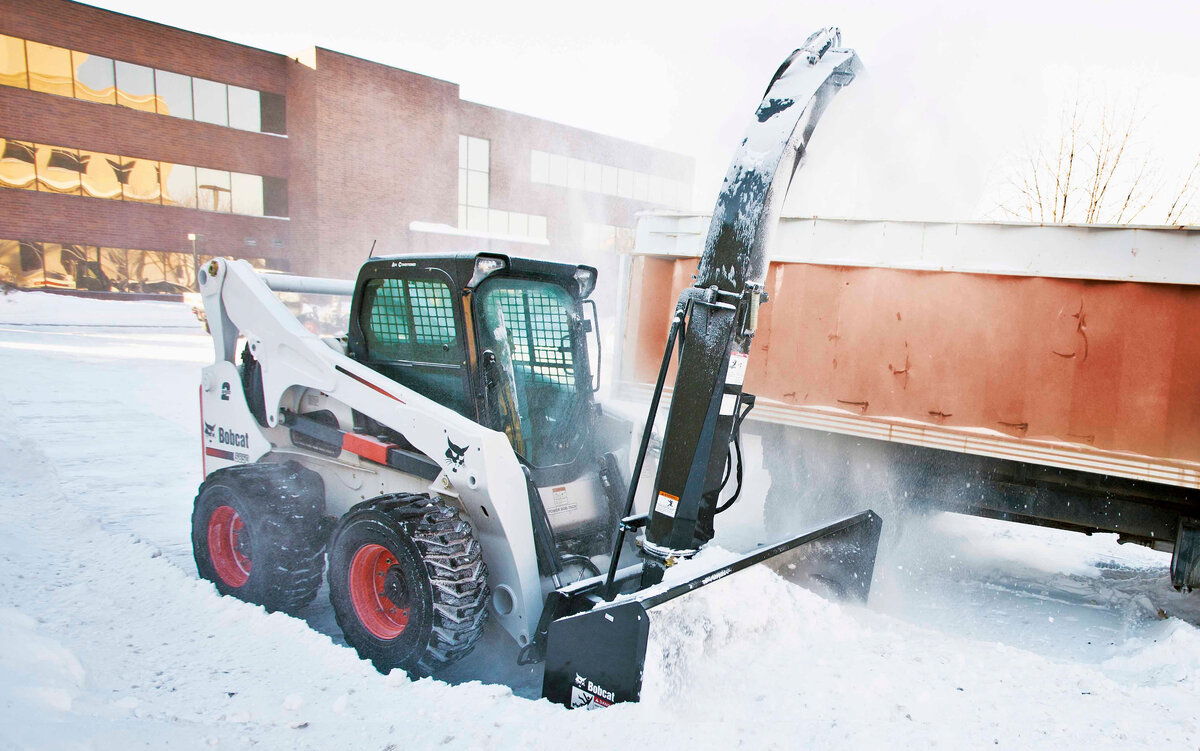 Погрузчик для снега. Бобкэт 185. Bobcat s185 снегоуборка. Снегометатель роторный Bobcat. Бобкэт 770.