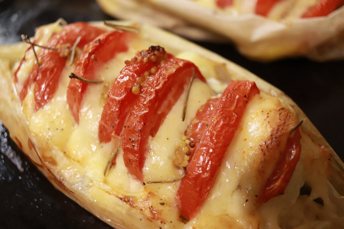 Куриное филе в духовке с помидорами и сыром с фото