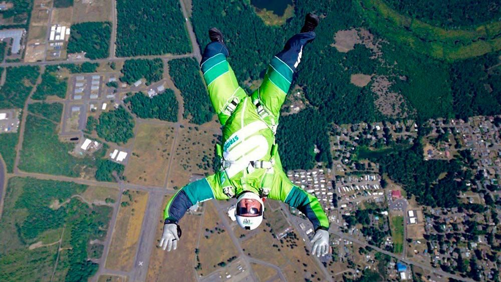 Где прыгают с высоты. Люк Айкинс прыжок без парашюта. Люк Айкинс прыжок без парашюта с высоты 7600 метров. Люк Эйкинс. Прыжок с парашютом с высоты 800 метров.