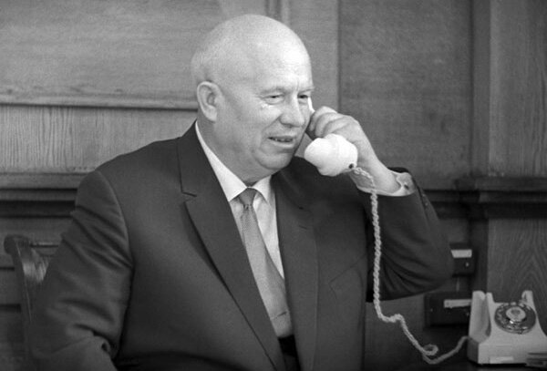 Никита Хрущев получает от Сталина приглашение на обед, на котором в приглашенных будут бросаться помидорами