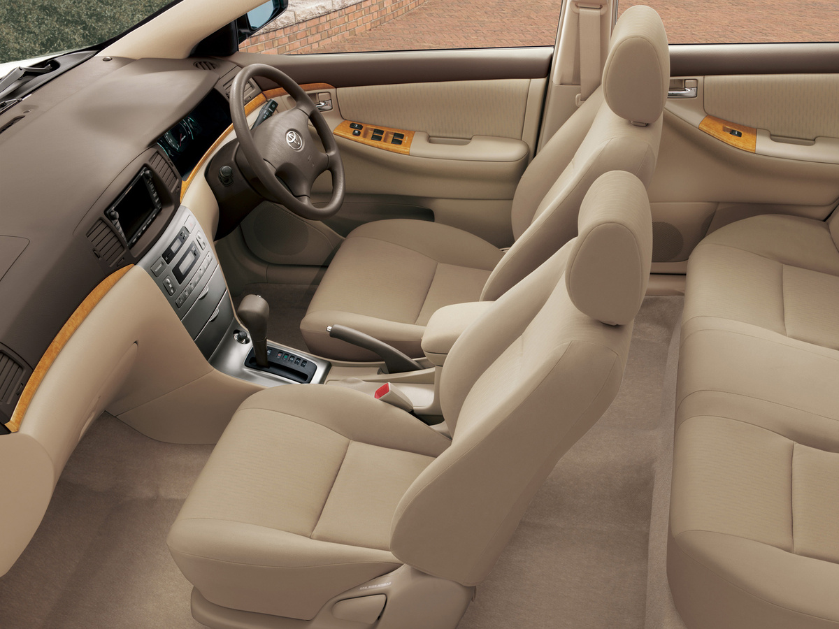 Салон Toyta Corolla 2005 года выпуска