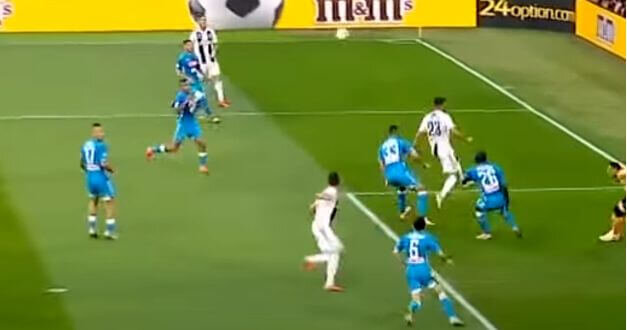 Марио Манджукич остается под опекой невысокого Марио Руя, фактически в борьбе на втором этаже ему помешать уже не смогут 