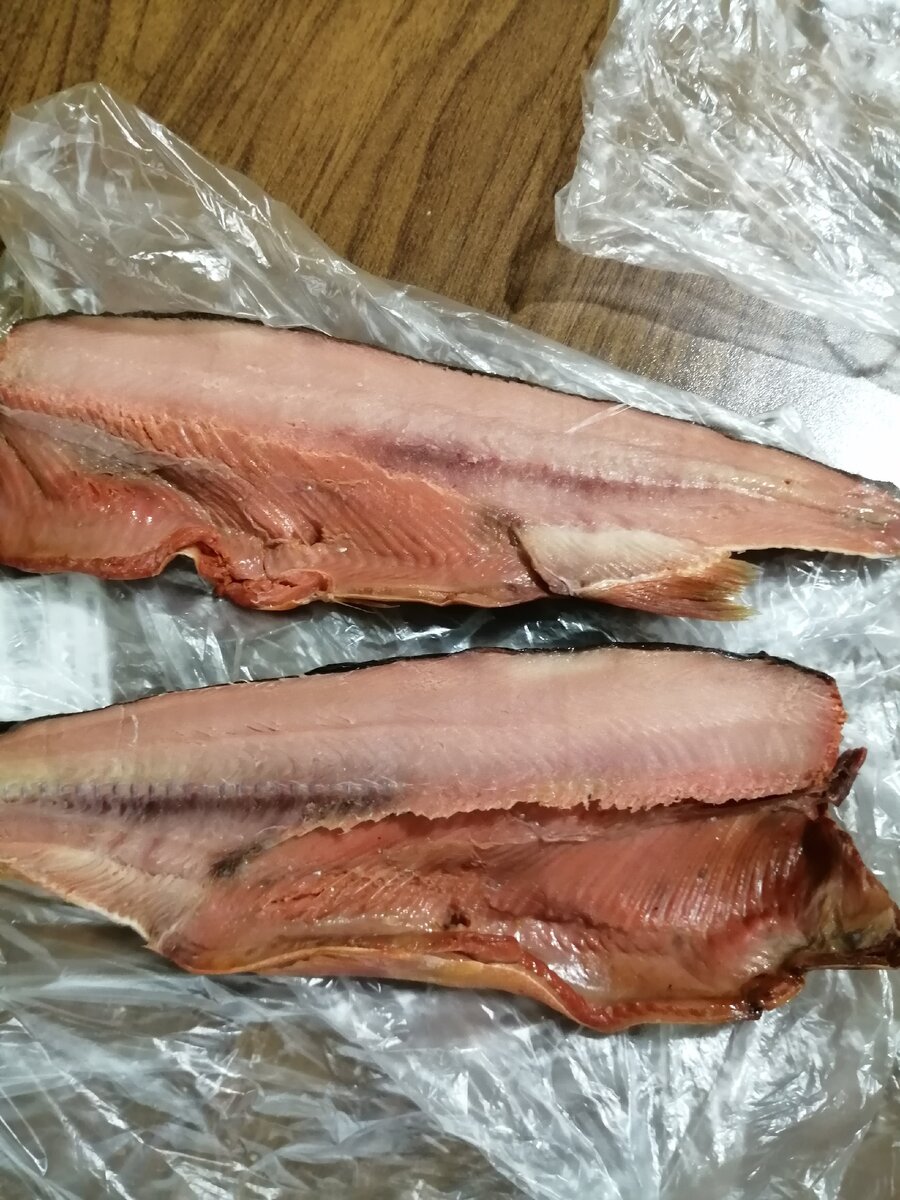 Разрезана пополам и очищаем от костей. 