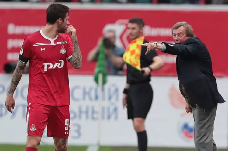 Семин объясняет игроку куда нужно открываться