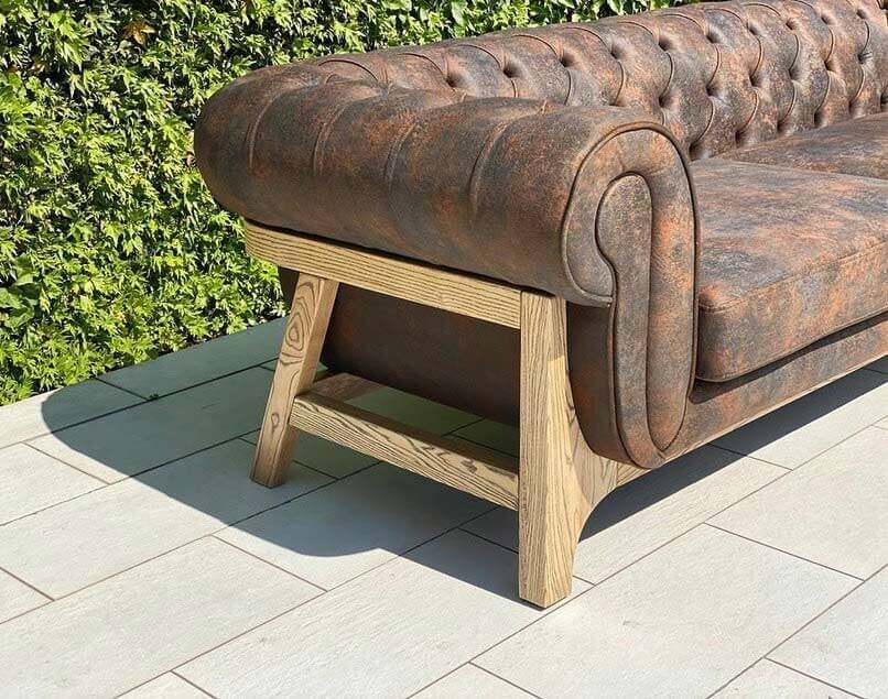 Диван Честер для террасы как будто сливается с природой....