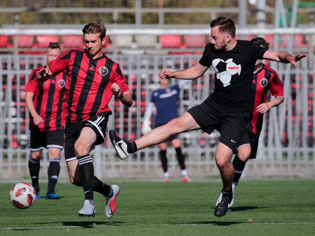 Команда "Амкал" играет против сборной "Матч ТВ"