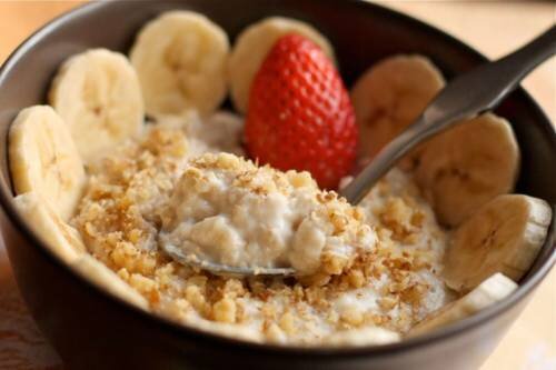 
Геркулесовая каша очень полезна для здоровья, поэтому многие врачи (в том числе диетологи) рекомендуют начинать свой день именно с этого блюда. Если порция получилась слишком большой, часть ее можно нанести на кожу в качестве экспресс-маски