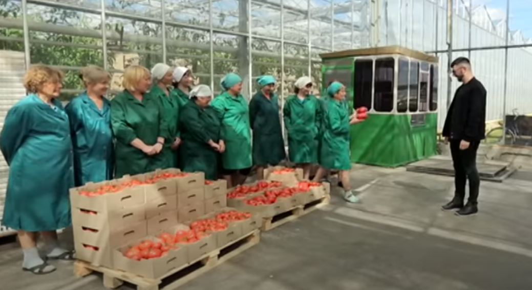 Стилиста угостили томатами