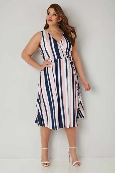 https://jaay.ru/moda/c-chem-nosit-sinee-plate-v-polosku