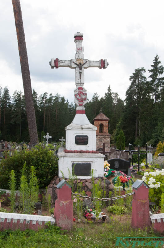 Таинственный памятник на католическом кладбище в Лынтупах. Фото Анастасии Вереск