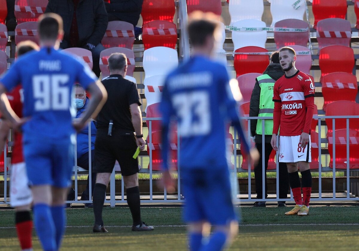 Святослав Кожедуб получает вторую желтую карточку. Фото официального сайта ФК Спартак Москва.