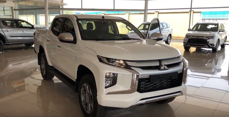 Дизайн передней и боковой правой части кузова у пикапа Mitsubishi L200 Triton Sport 2021 года.