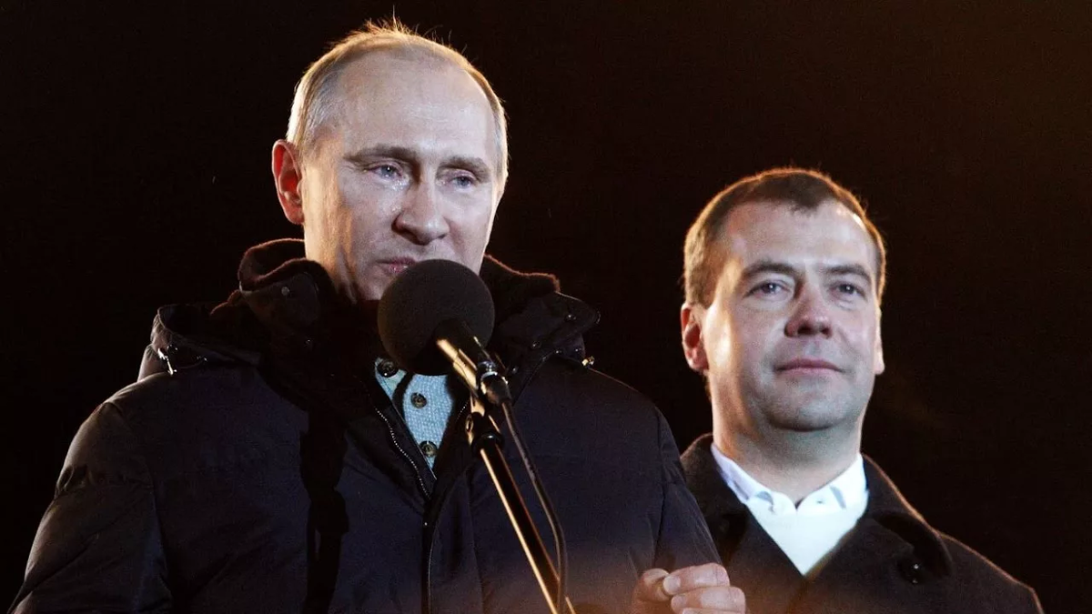 При передачи власти... аж слёзы на глазах у обоих