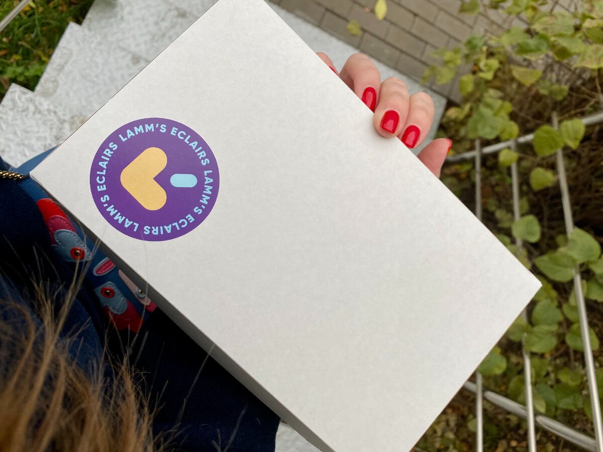 На каждой коробке фирменная наклейка Lamm's, упаковка надежная, случайно не откроется. + можно перевязать ленточкой прямо в кондитерской