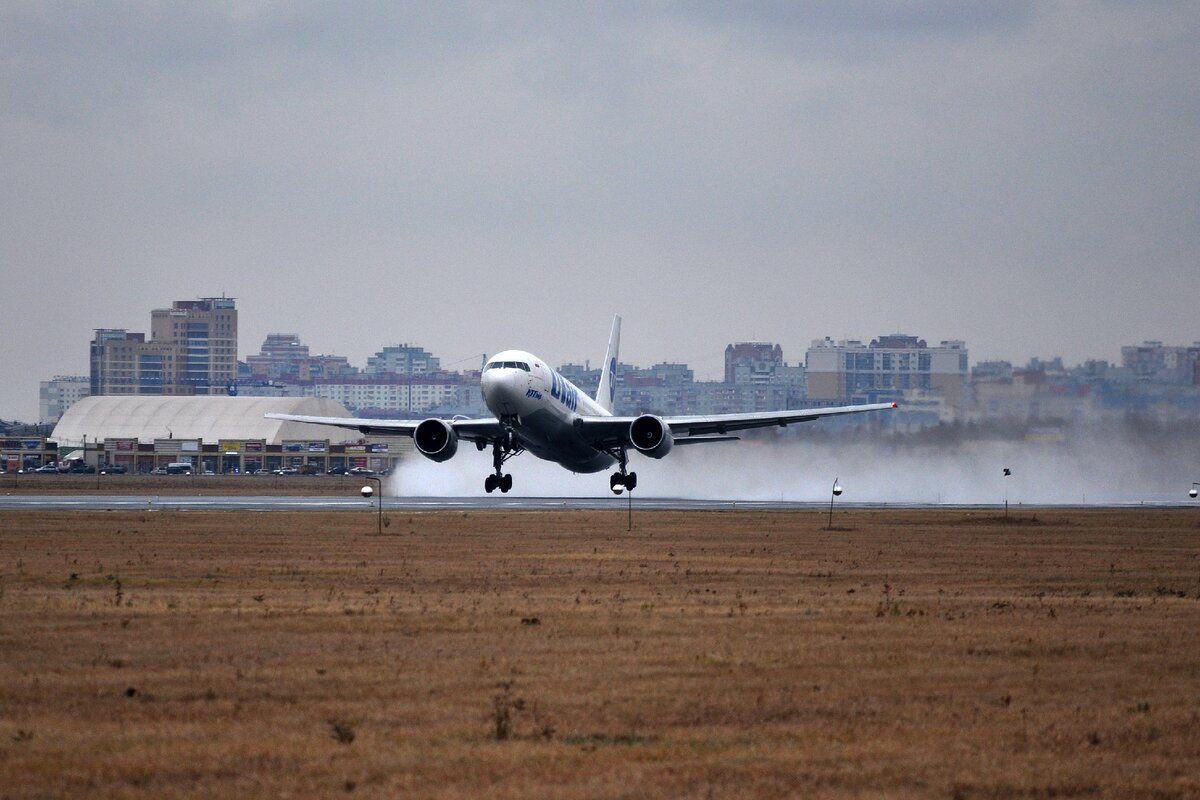 взлет самолета. самолет выполняющий рейс. Boeing 767-200 ютэйр. самолет выполняющий рейс. самолет выполняющий рейс.