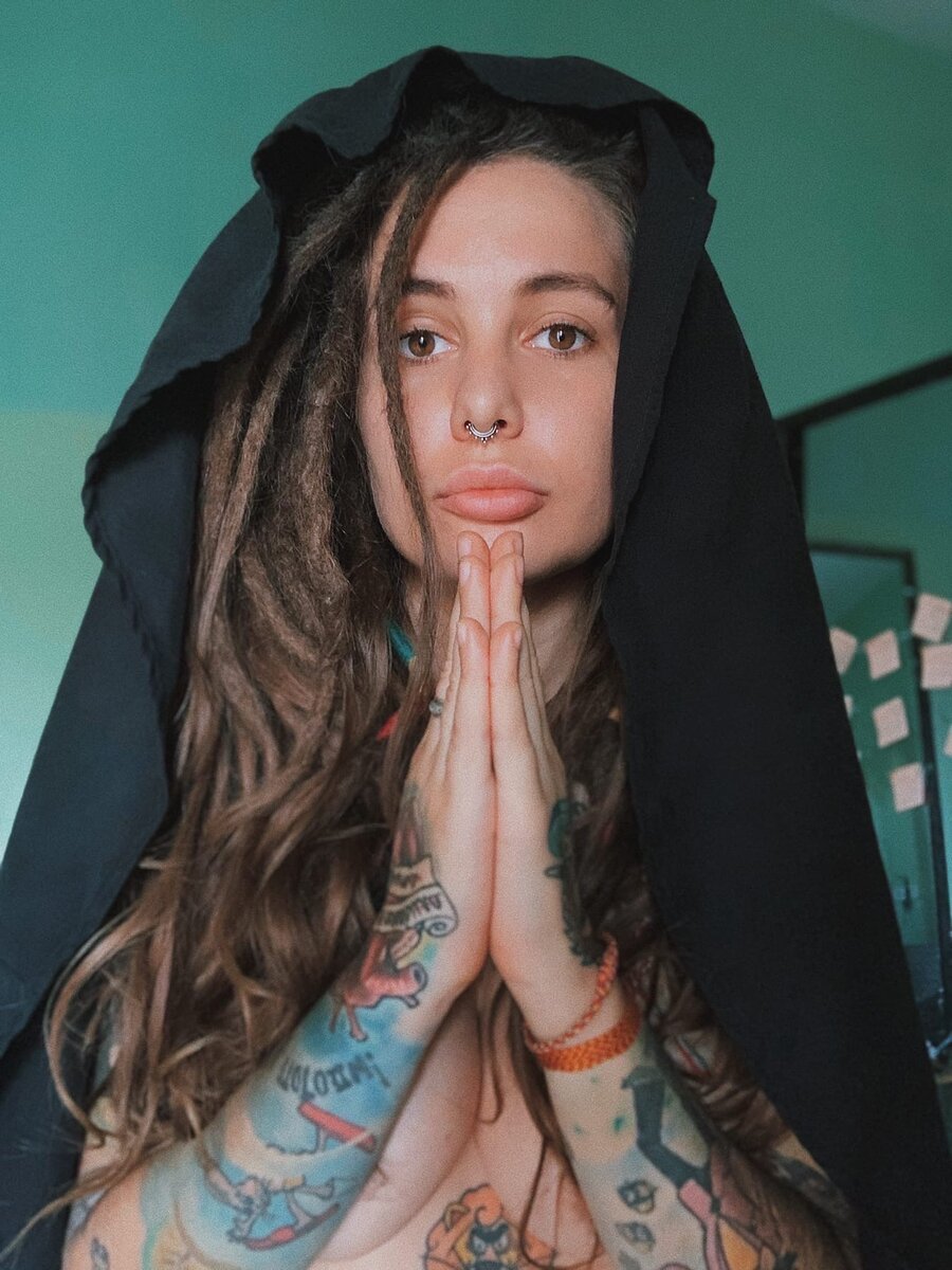 Эта девушка зарегистрирована в инстаграм под ником <<Наташка Веретенникова>>