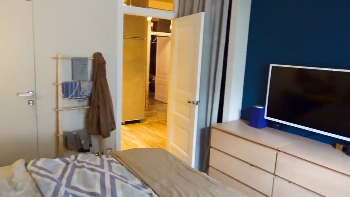 Белая дверь выполнена в стандартном размере, в фрамуга со стеклом уже выполняет роль продолжения двери, поддерживая высоту потолков