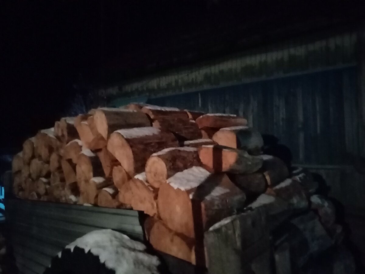 Сперва я складываю так, чтобы не занесло снегом. Фото автора.