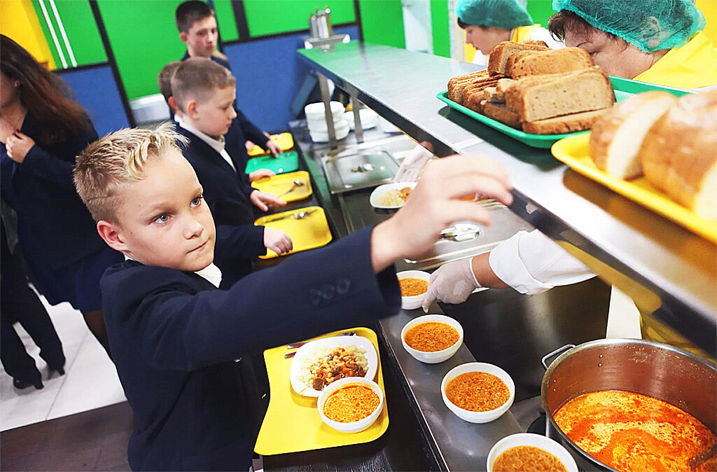 Питание в школе. Горячее питание школьников. Питание в школах бюджет. Питание в школе. Дети в школьной столовой.