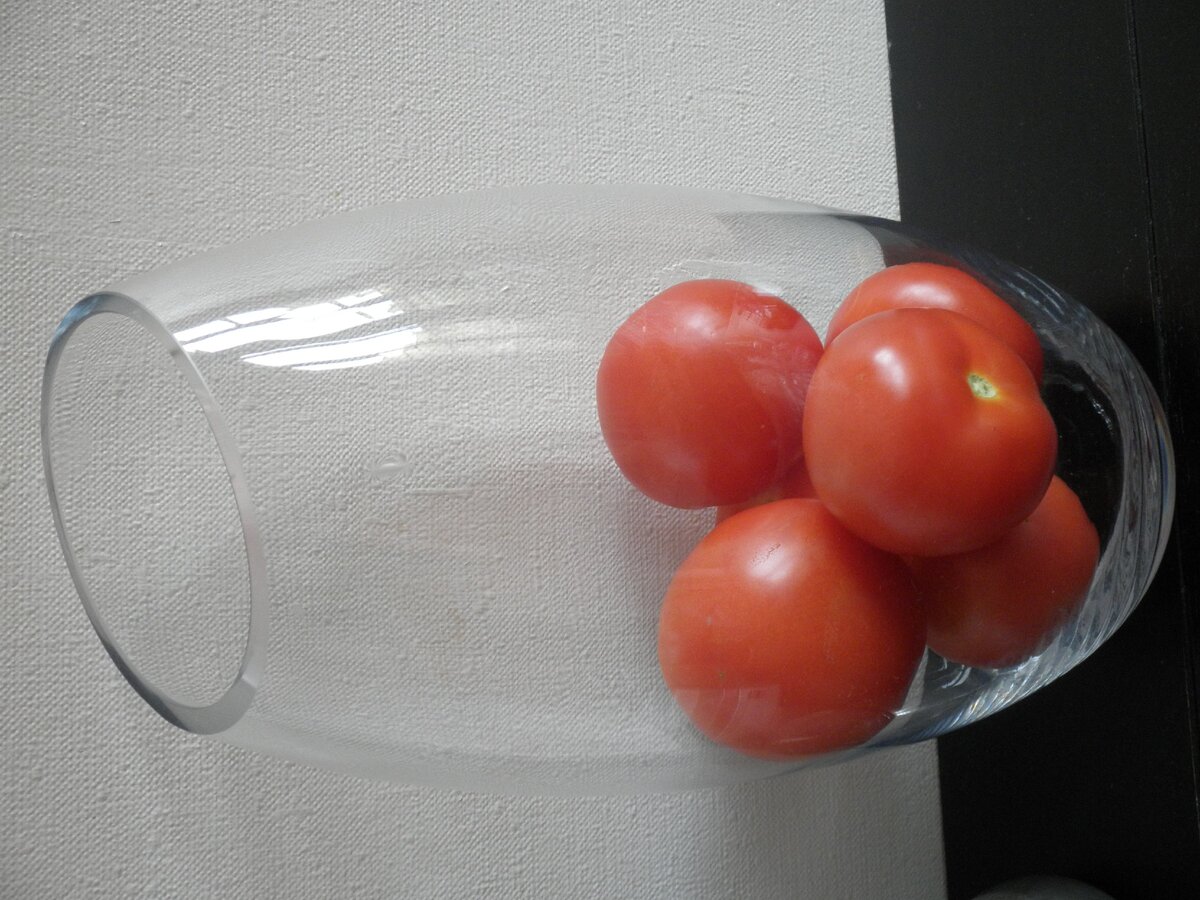 Помидоры в вазе. Горизонтальное расположение-это замысел. Фото автора. 