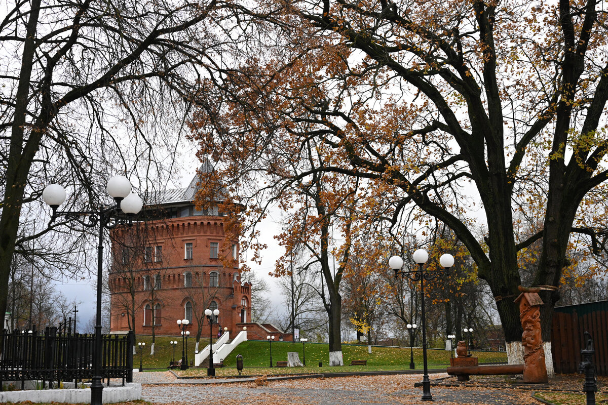 Поздней осенью во Владимире очень красиво - весь город расположен на высоком берегу Клязьмы и тут очень фотогеничные виды.
