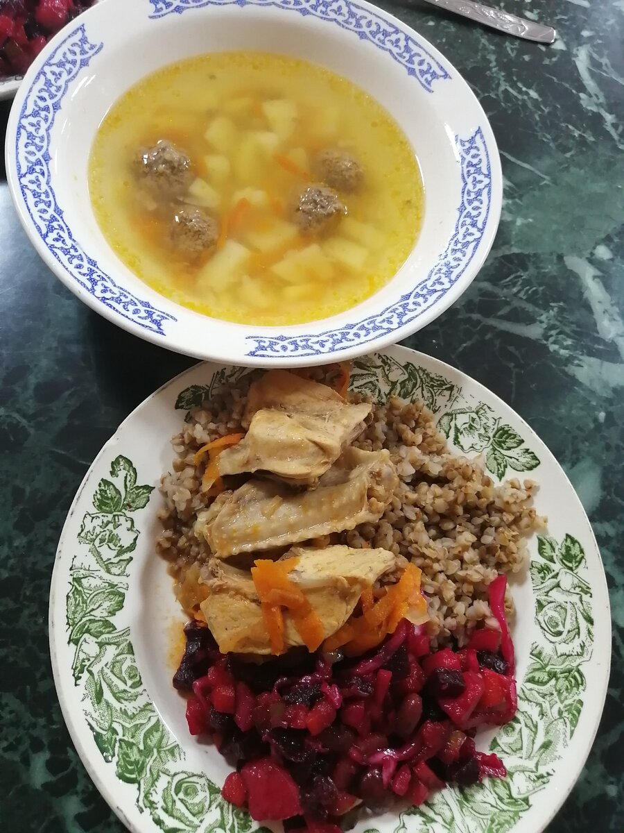 Нет. Это вкусно. Хоть и выглядет так, будто это уже немного того... Ели...