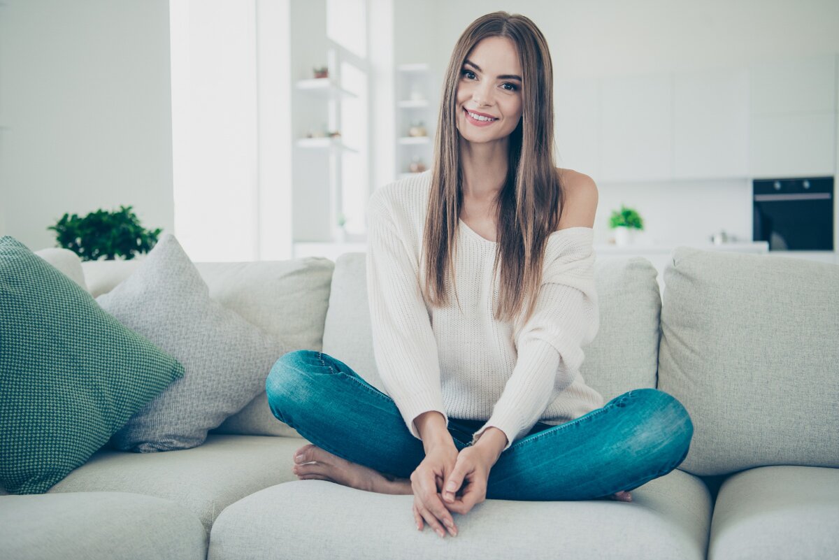 Сидение во сне может символизировать безделье.